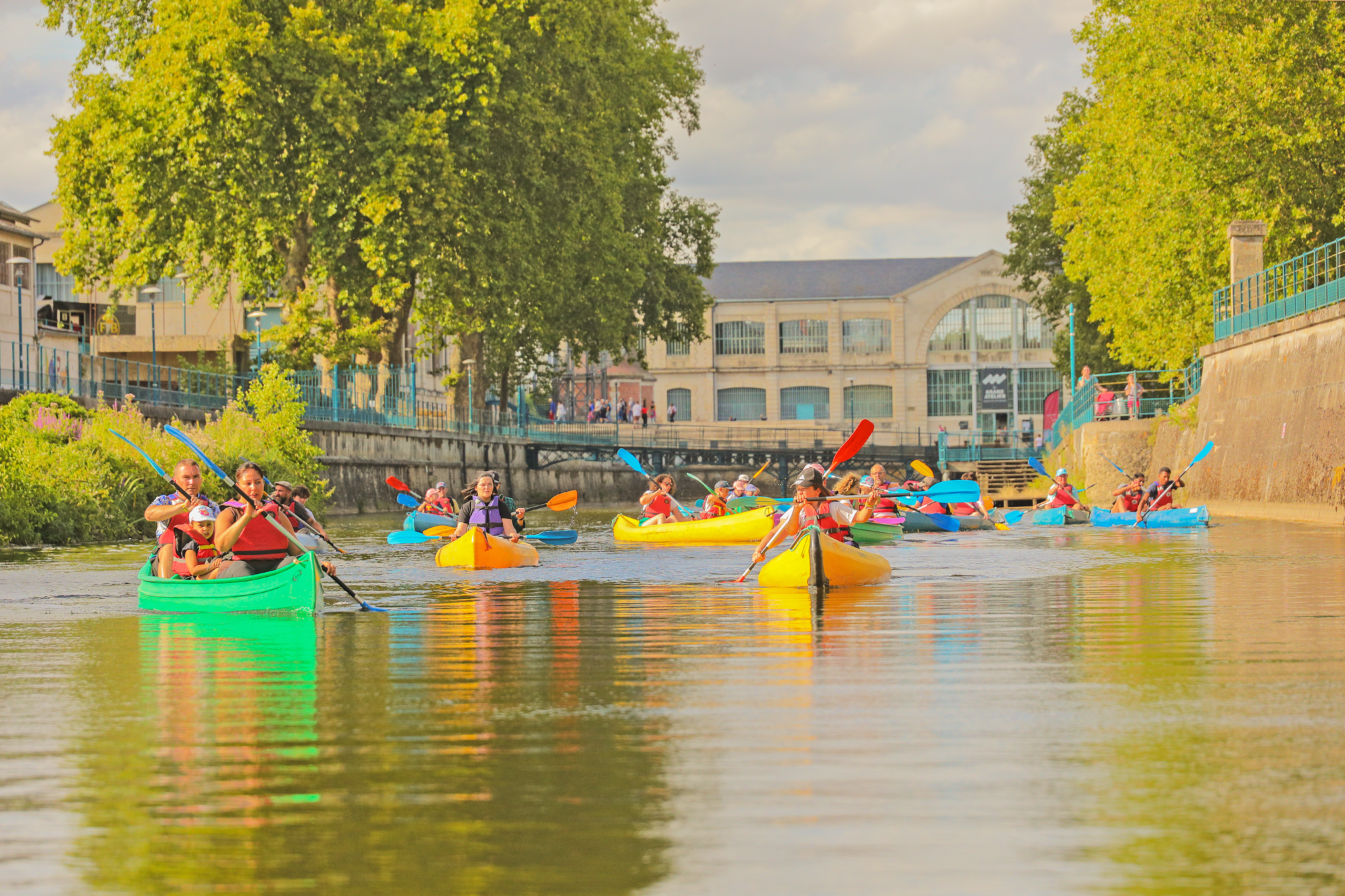 Canoës au bord de la Manu